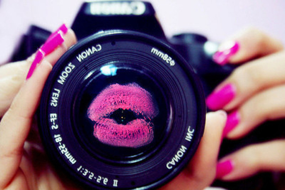 camera-canon-fashion-kiss-lips-nail-Favim.com-46153